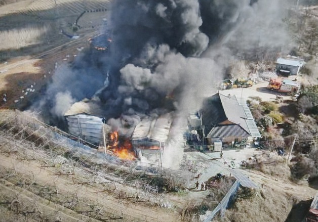 함평 저온 저장창고 화재…창고 2개동 소실로 1.5억 재산 피해(종합)