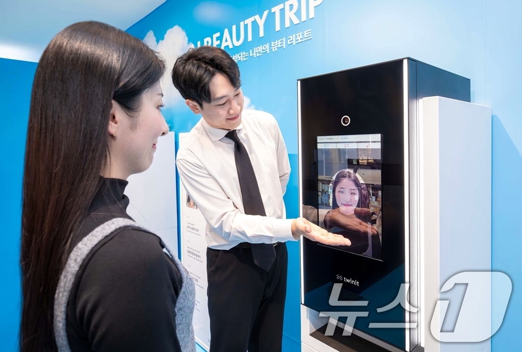 (서울=뉴스1) = 현대면세점이 인공지능(AI) 기술을 접목해 고객 개개인에게 최적화된 뷰티 솔루션을 제안하는 체험형 콘텐츠를 선보인다.현대면세점은 오는 4월 15일까지 약 3개월 …