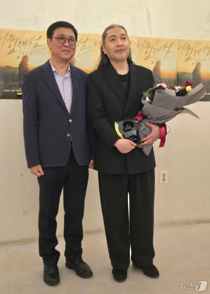 (서울=뉴스1) = 최휘영 문화체육관광부 장관이 지난 17일 서울 송파구 올림픽공원 케이스포돔에서 열린 '2025-26 임재범 40주년 콘서트 나는 임재범이다'를 찾아 40년간의 …