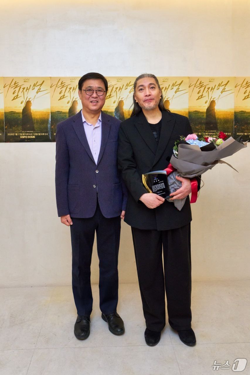 (서울=뉴스1) = 최휘영 문화체육관광부 장관이 지난 17일 서울 송파구 올림픽공원 케이스포돔에서 열린 '2025-26 임재범 40주년 콘서트 나는 임재범이다'를 찾아 40년간의 …