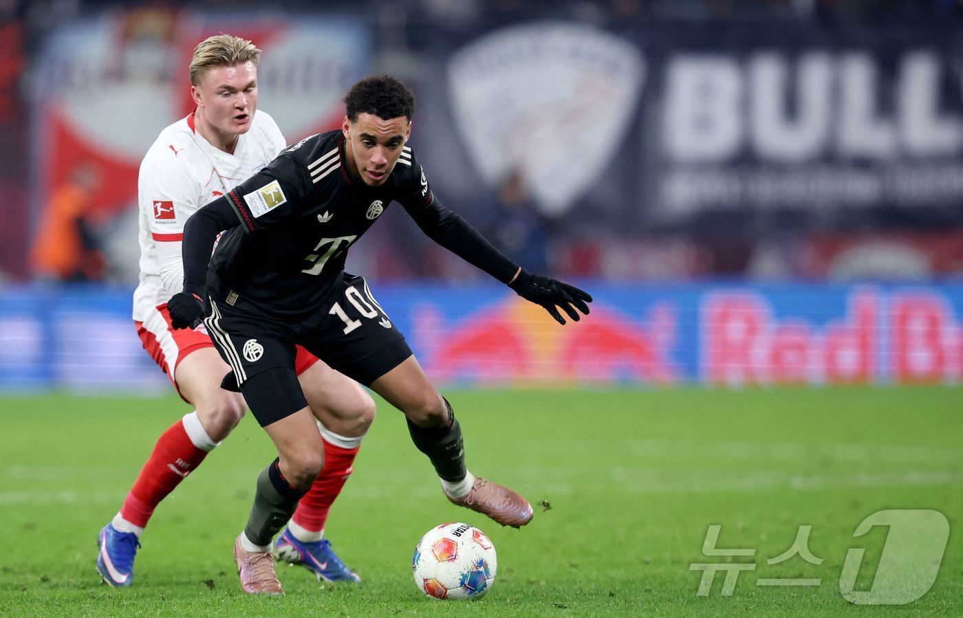 본문 이미지 - 바이에른 뮌헨의 자말 무시알라(10번)가 18일(한국시간) 독일 라이프치히에서 열린 2025-26 독일 분데스리가 라이프치히전에서 후반 42분 교체 출전해 1도움을 기록했다. ⓒ AFP=뉴스1