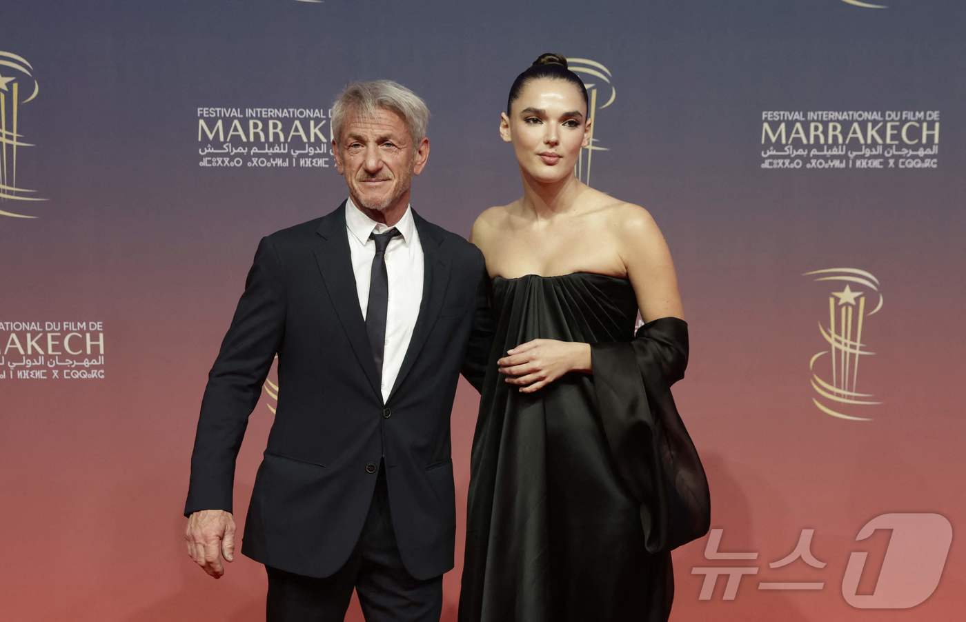 본문 이미지 - 숀 펜, 발레리아 니코브 ⓒ AFP=뉴스1