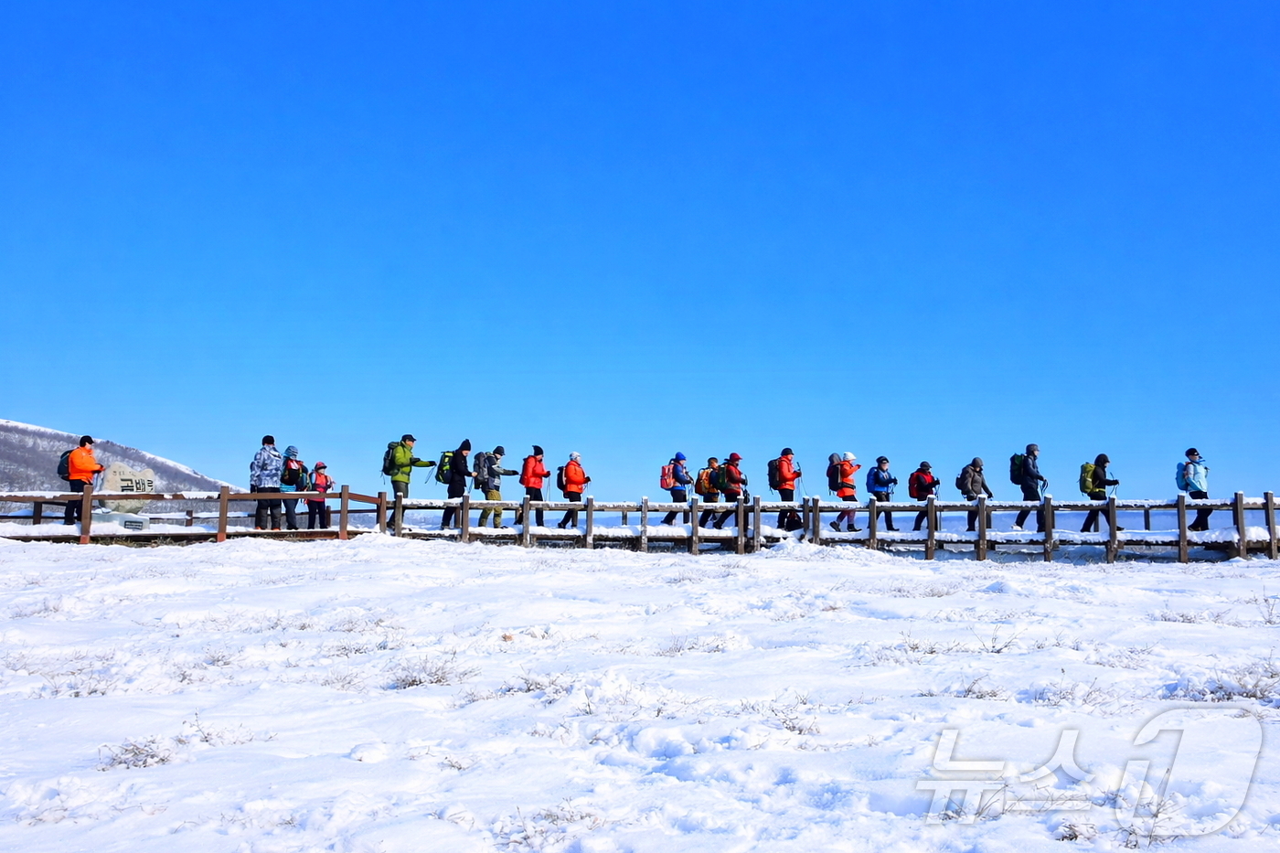 (인제=뉴스1) 한귀섭 기자 = 지난 17일 인제군 기린면에 위치한 곰배령이 지난밤 내린 눈으로 순백의 설경이 펼쳐진 가운데 탐방객들이 트레킹을 즐기고 있다. 천상의 화원 이라고도 …