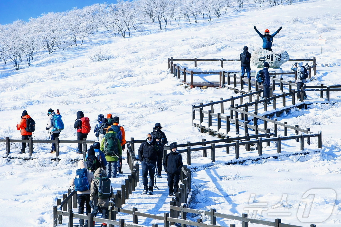 (인제=뉴스1) 한귀섭 기자 = 지난 17일 인제군 기린면에 위치한 곰배령이 지난밤 내린 눈으로 순백의 설경이 펼쳐진 가운데 탐방객들이 트레킹을 즐기고 있다. 천상의 화원 이라고도 …