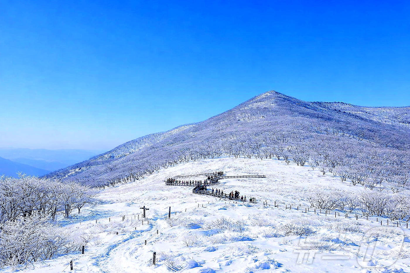 (인제=뉴스1) 한귀섭 기자 = 지난 17일 인제군 기린면에 위치한 곰배령이 지난밤 내린 눈으로 순백의 설경이 펼쳐진 가운데 탐방객들이 트레킹을 즐기고 있다. 천상의 화원 이라고도 …