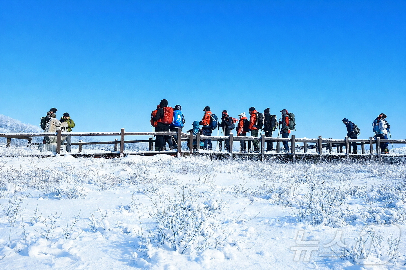 (인제=뉴스1) 한귀섭 기자 = 지난 17일 인제군 기린면에 위치한 곰배령이 지난밤 내린 눈으로 순백의 설경이 펼쳐진 가운데 탐방객들이 트레킹을 즐기고 있다. 천상의 화원 이라고도 …