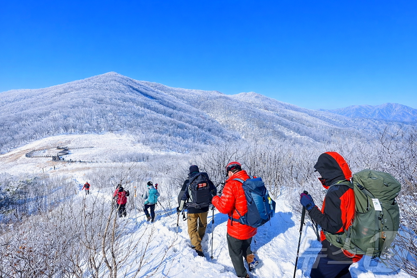 (인제=뉴스1) 한귀섭 기자 = 지난 17일 인제군 기린면에 위치한 곰배령이 지난밤 내린 눈으로 순백의 설경이 펼쳐진 가운데 탐방객들이 트레킹을 즐기고 있다. 천상의 화원 이라고도 …