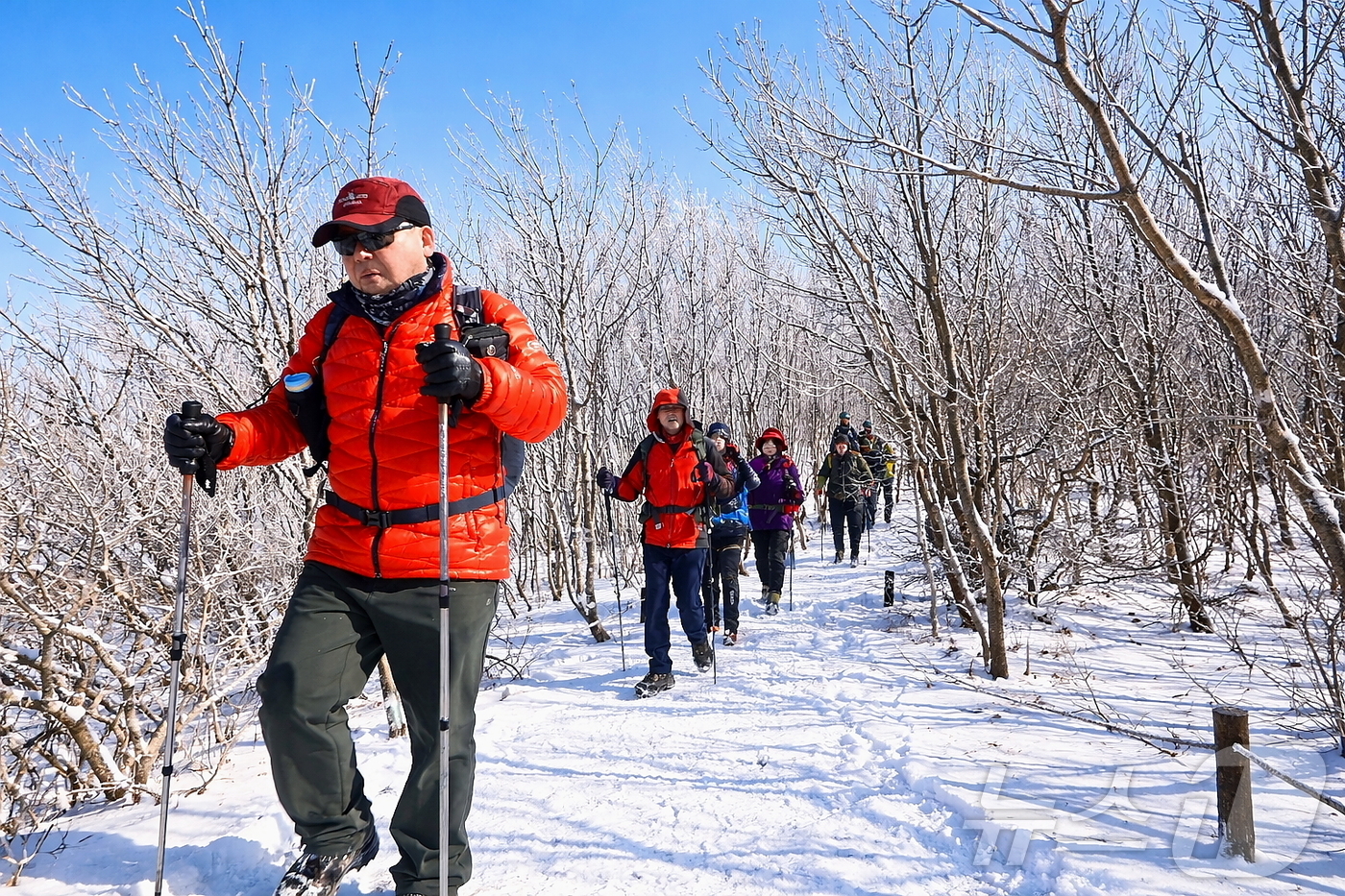 (인제=뉴스1) 한귀섭 기자 = 지난 17일 인제군 기린면에 위치한 곰배령이 지난밤 내린 눈으로 순백의 설경이 펼쳐진 가운데 탐방객들이 트레킹을 즐기고 있다. 천상의 화원 이라고도 …