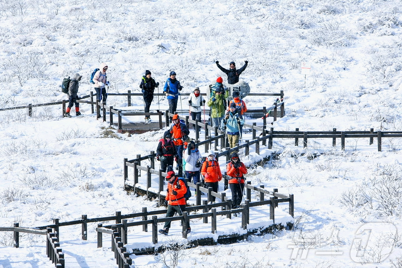 (인제=뉴스1) 한귀섭 기자 = 지난 17일 인제군 기린면에 위치한 곰배령이 지난밤 내린 눈으로 순백의 설경이 펼쳐진 가운데 탐방객들이 트레킹을 즐기고 있다. 천상의 화원 이라고도 …