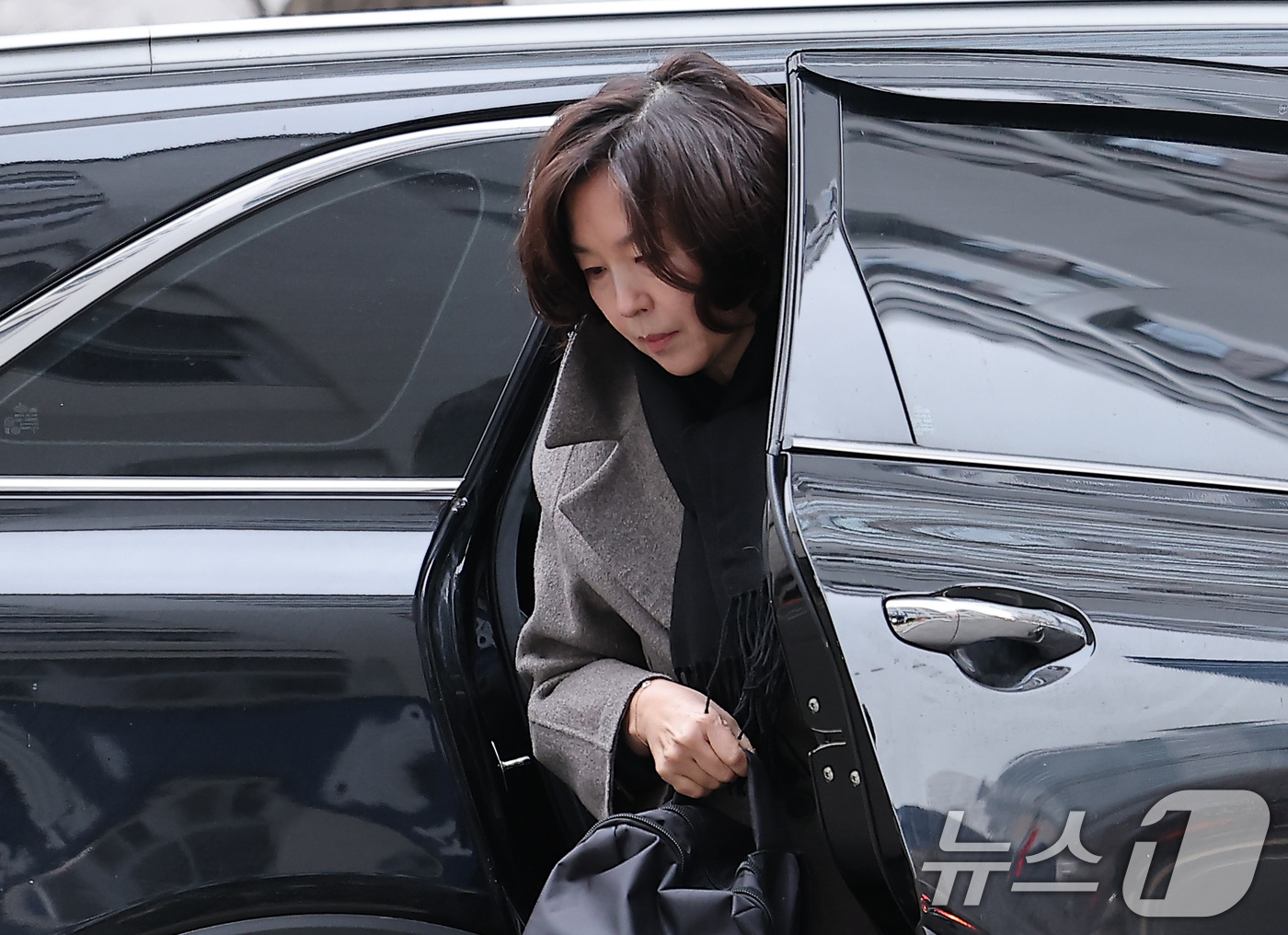 (서울=뉴스1) 김성진 기자 = '공천 헌금' 의혹을 받는 김경 서울시의원이 18일 오전 서울 마포구 서울경찰청 광역수사단 공공범죄수사대에서 피의자 신분으로 경찰 조사를 받기 위해 …