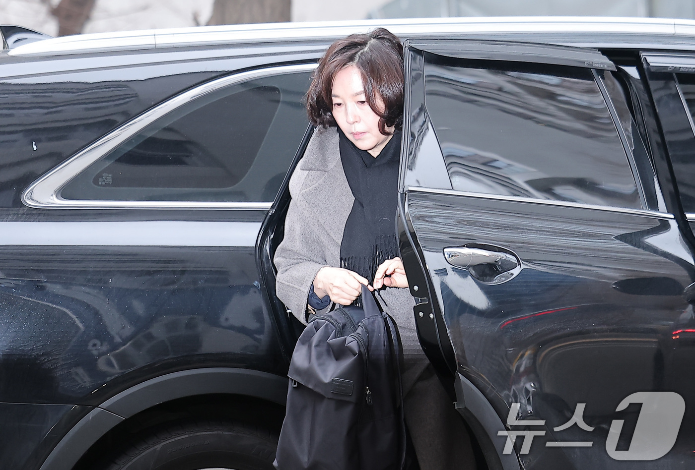 (서울=뉴스1) 김성진 기자 = '공천 헌금' 의혹을 받는 김경 서울시의원이 18일 오전 서울 마포구 서울경찰청 광역수사단 공공범죄수사대에서 피의자 신분으로 경찰 조사를 받기 위해 …