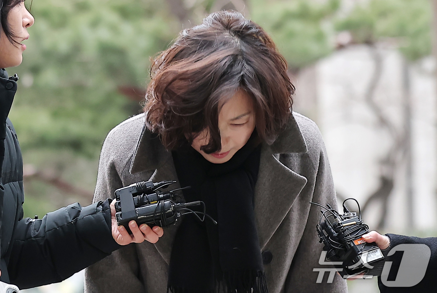 (서울=뉴스1) 김성진 기자 = '공천 헌금' 의혹을 받는 김경 서울시의원이 18일 오전 서울 마포구 서울경찰청 광역수사단 공공범죄수사대에서 피의자 신분으로 경찰 조사를 받기 위해 …