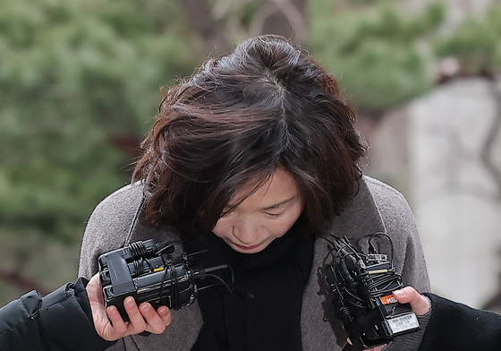 '강선우 1억 공천 헌금 의혹' 고개 숙인 김경