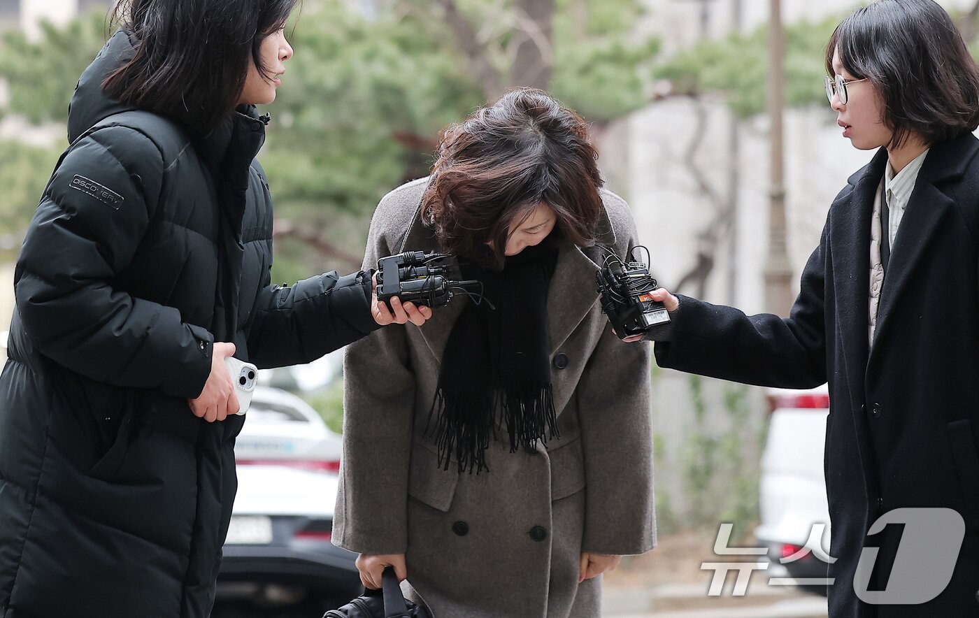 본문 이미지 - '공천 헌금' 의혹을 받는 김경 서울시의원이 18일 오전 서울 마포구 서울경찰청 광역수사단 공공범죄수사대에서 피의자 신분으로 경찰 조사를 받기 위해 출석하며 고개 숙여 인사하고 있다. 2026.1.18/뉴스1 ⓒ News1 김성진 기자