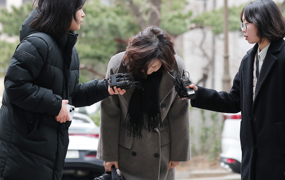 '강선우 1억 공천 헌금 의혹' 고개 숙인 김경