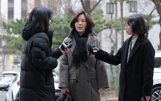 취재진 질문에 답하는 김경