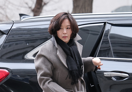 경찰 출석하는 김경