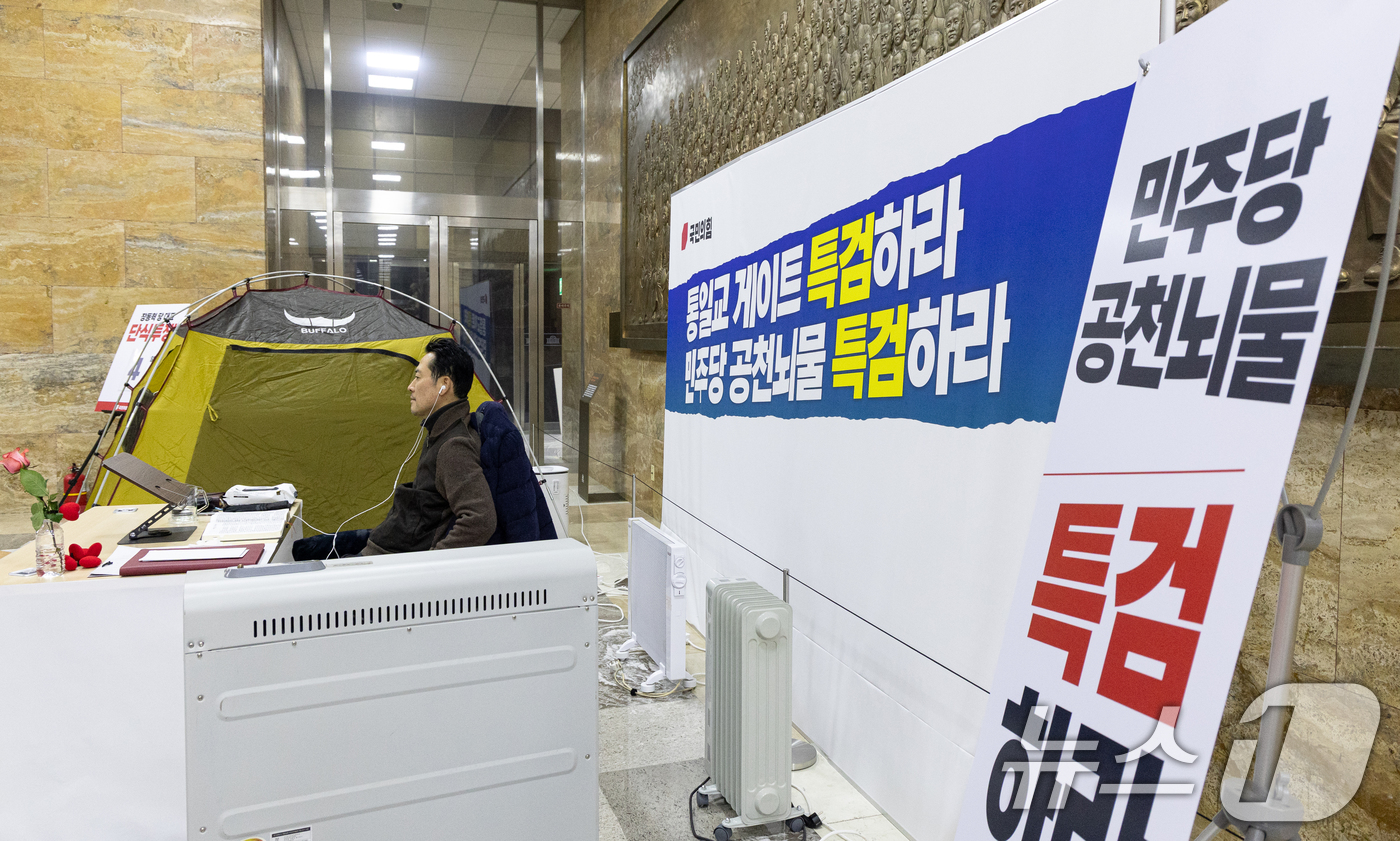 (서울=뉴스1) 이승배 기자 = 장동혁 국민의힘 대표가 18일 서울 여의도 국회에서 더불어민주당의 통일교 및 공천뇌물 특검 수용을 촉구하며 4일째 단식을 이어가고 있다. 2026. …