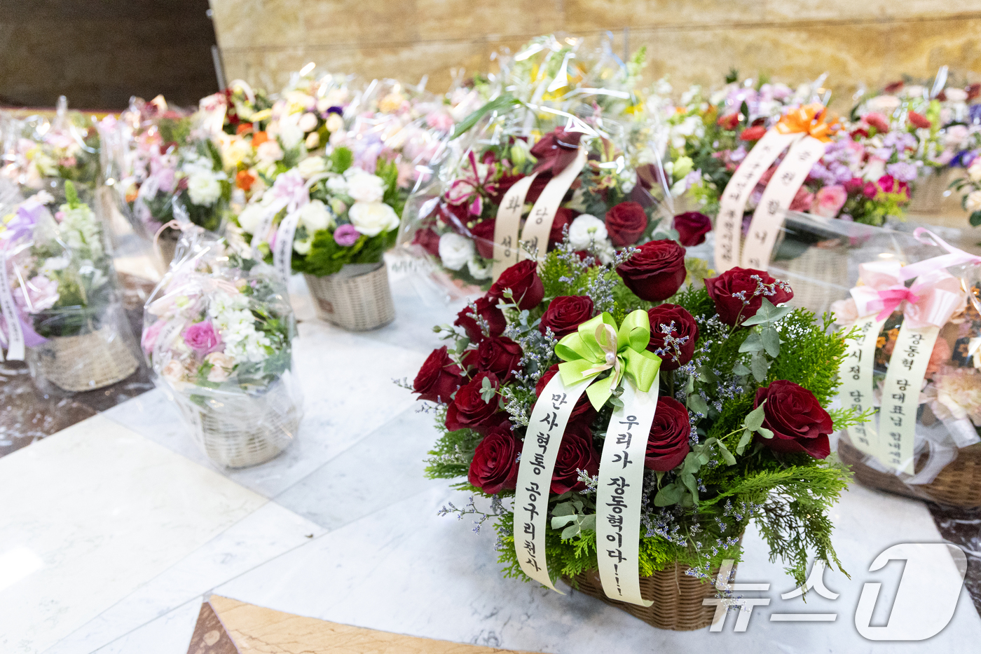 (서울=뉴스1) 이승배 기자 = 장동혁 국민의힘 대표가 18일 서울 여의도 국회에서 더불어민주당의 통일교 및 공천뇌물 특검 수용을 촉구하며 4일째 단식을 하는 가운데 장 대표를 응 …