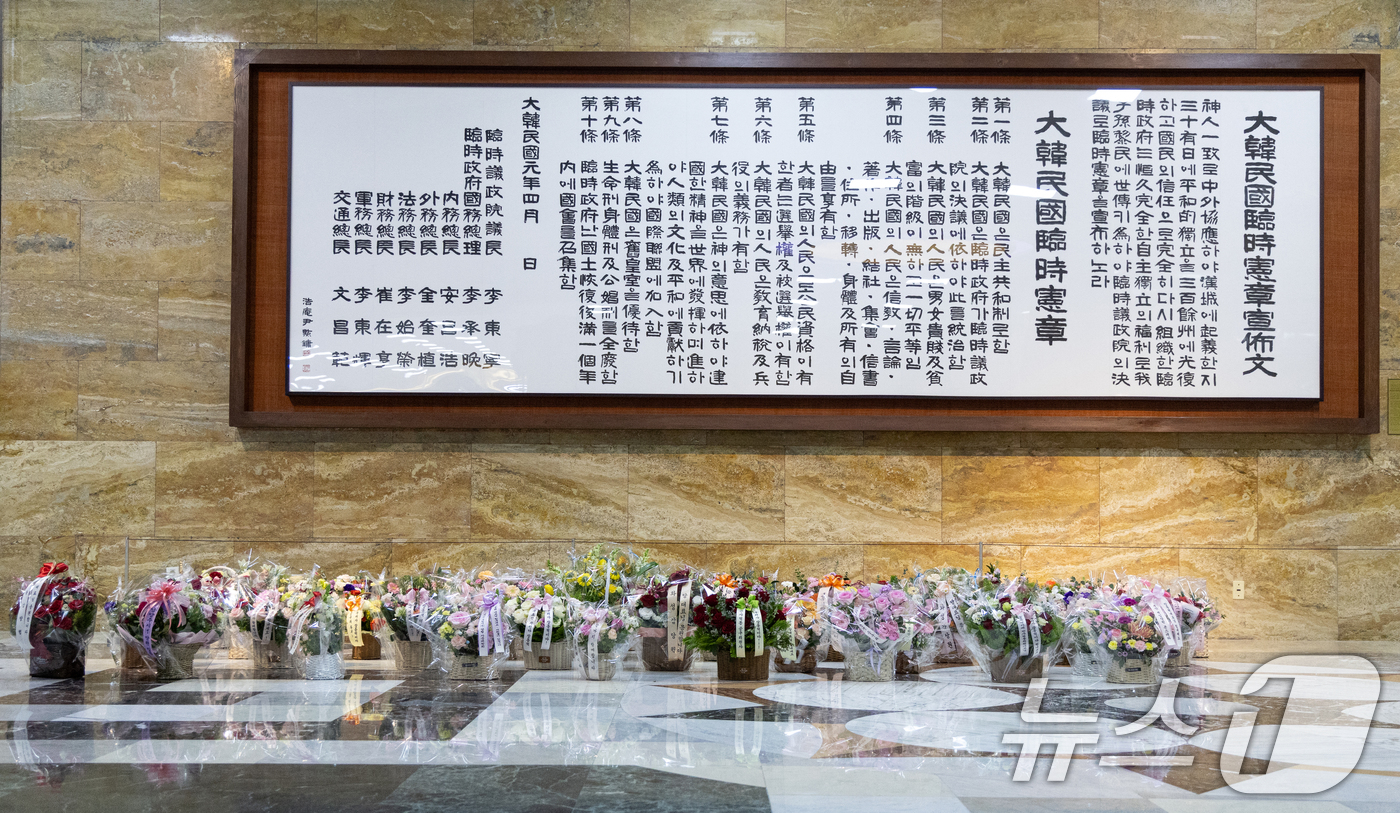 (서울=뉴스1) 이승배 기자 = 장동혁 국민의힘 대표가 18일 서울 여의도 국회에서 더불어민주당의 통일교 및 공천뇌물 특검 수용을 촉구하며 4일째 단식을 하는 가운데 장 대표를 응 …