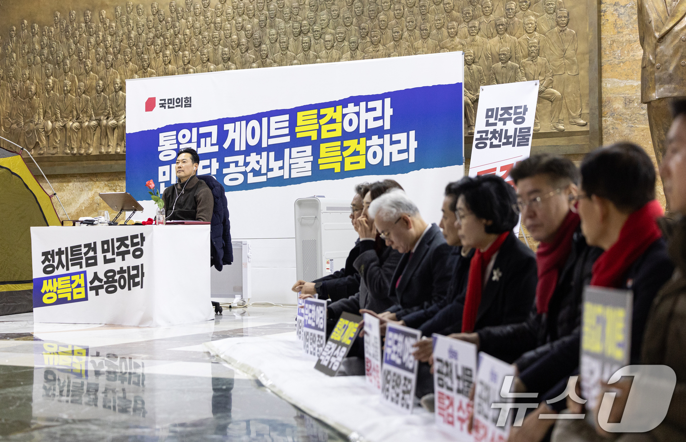 (서울=뉴스1) 이승배 기자 = 장동혁 국민의힘 대표가 18일 서울 여의도 국회에서 더불어민주당의 통일교 및 공천뇌물 특검 수용을 촉구하며 4일째 단식을 이어가고 있다. 2026. …