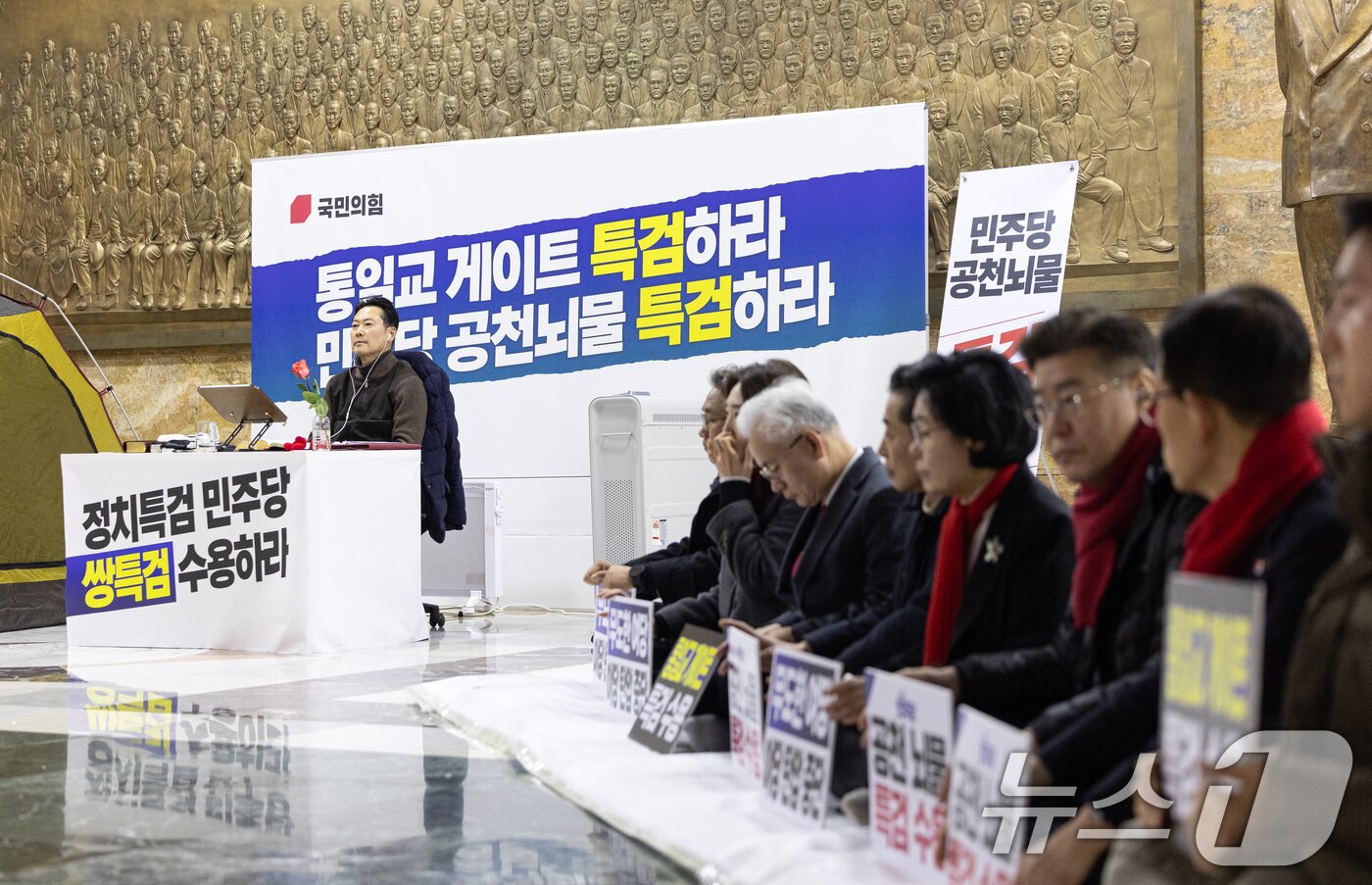 본문 이미지 - 장동혁 국민의힘 대표가 18일 서울 여의도 국회에서 더불어민주당의 통일교 및 공천뇌물 특검 수용을 촉구하며 4일째 단식을 이어가고 있다. 2026.1.18/뉴스1 ⓒ News1 이승배 기자