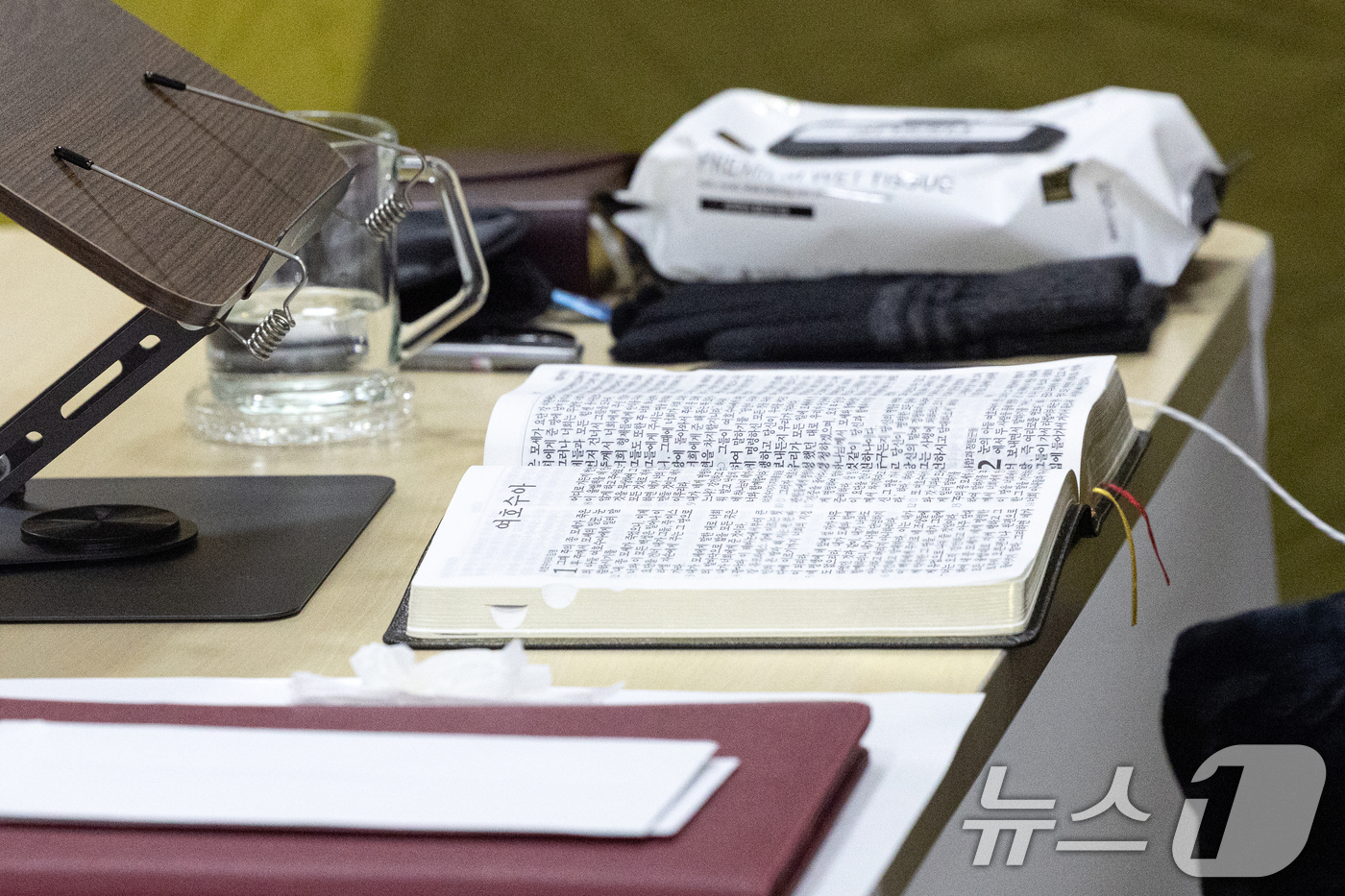 (서울=뉴스1) 이승배 기자 = 장동혁 국민의힘 대표가 18일 서울 여의도 국회에서 더불어민주당의 통일교 및 공천뇌물 특검 수용을 촉구하며 4일째 단식을 하는 가운데 책상에 성경이 …