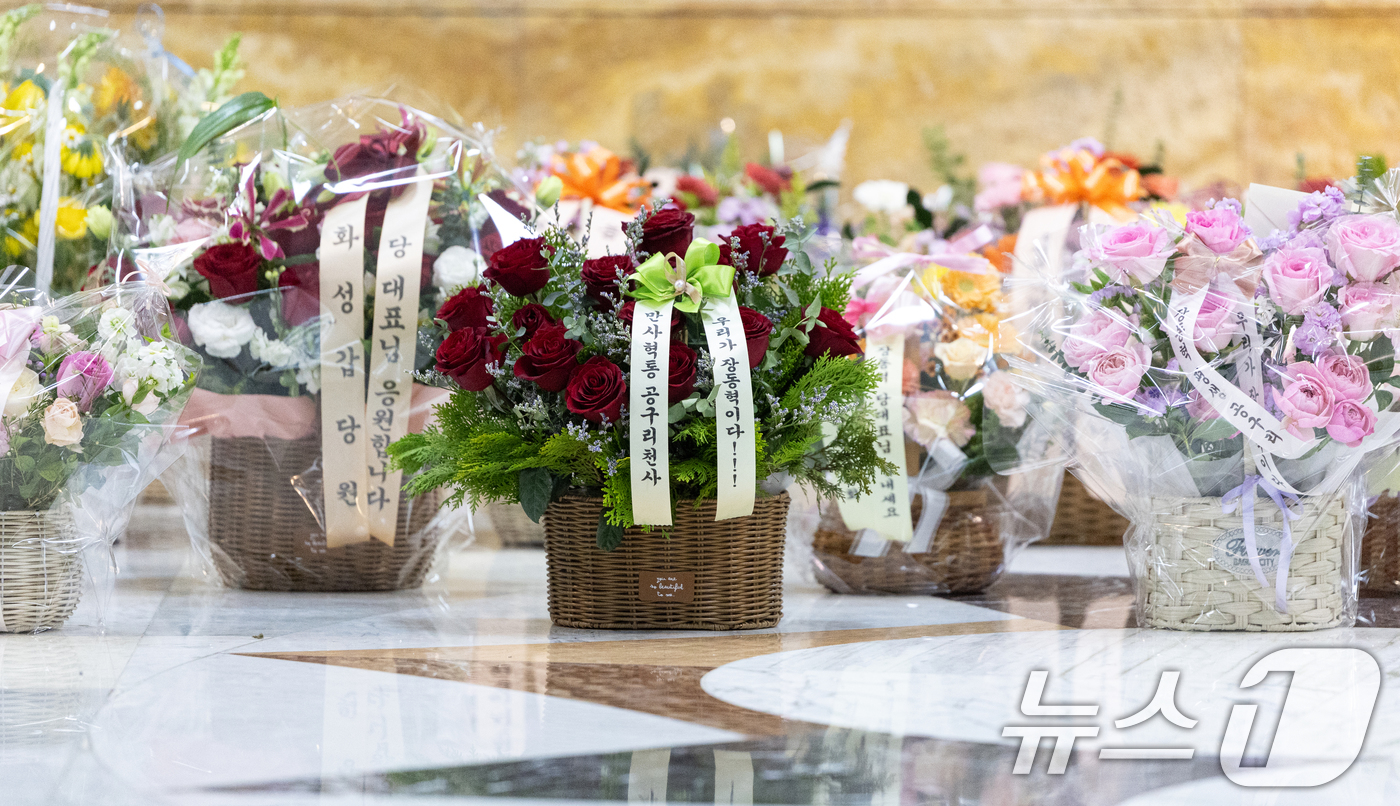 (서울=뉴스1) 이승배 기자 = 장동혁 국민의힘 대표가 18일 서울 여의도 국회에서 더불어민주당의 통일교 및 공천뇌물 특검 수용을 촉구하며 4일째 단식을 하는 가운데 로텐더홀에 장 …