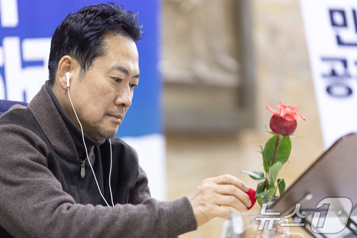 본문 이미지 - 장동혁 국민의힘 대표가 18일 서울 여의도 국회에서 더불어민주당의 통일교 및 공천뇌물 특검 수용을 촉구하며 4일째 단식을 하는 가운데 청년당원들에게 받은 응원 꽃을 살피고 있다. 2026.1.18/뉴스1 ⓒ News1 이승배 기자