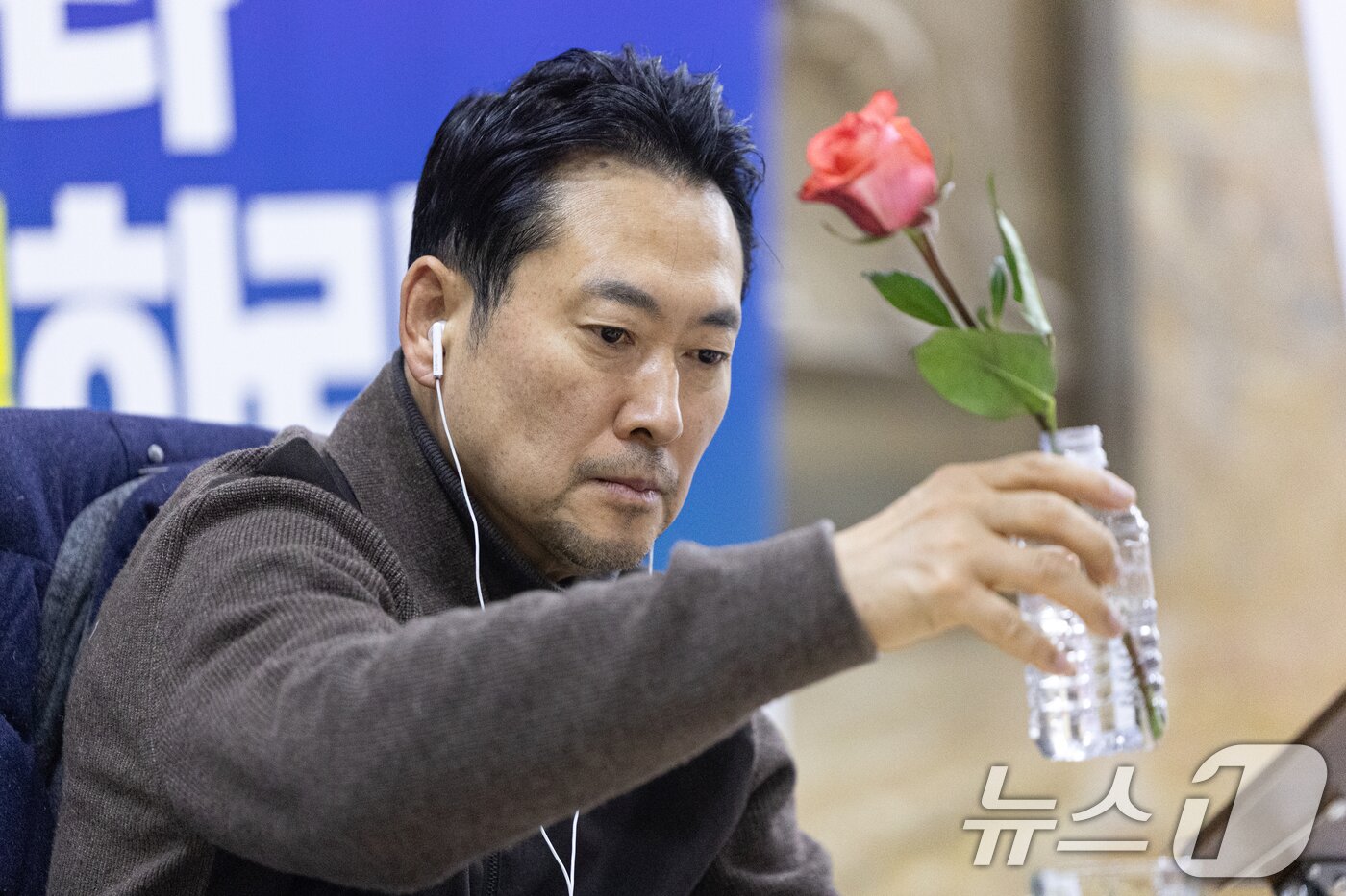 본문 이미지 - 장동혁 국민의힘 대표가 18일 서울 여의도 국회에서 더불어민주당의 통일교 및 공천뇌물 특검 수용을 촉구하며 4일째 단식을 하는 가운데 꽃을 옮기고 있다. 2026.1.18/뉴스1 ⓒ News1 이승배 기자
