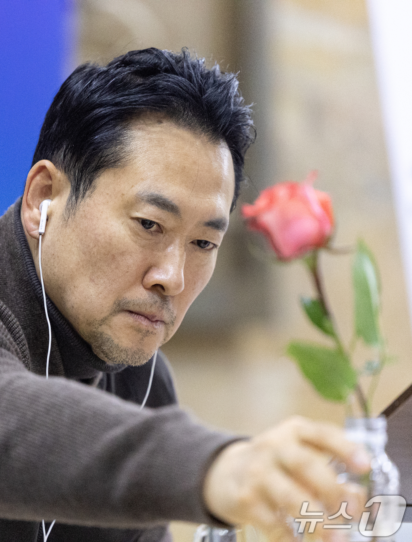 (서울=뉴스1) 이승배 기자 = 장동혁 국민의힘 대표가 18일 서울 여의도 국회에서 더불어민주당의 통일교 및 공천뇌물 특검 수용을 촉구하며 4일째 단식을 하는 가운데 꽃을 살펴보고 …