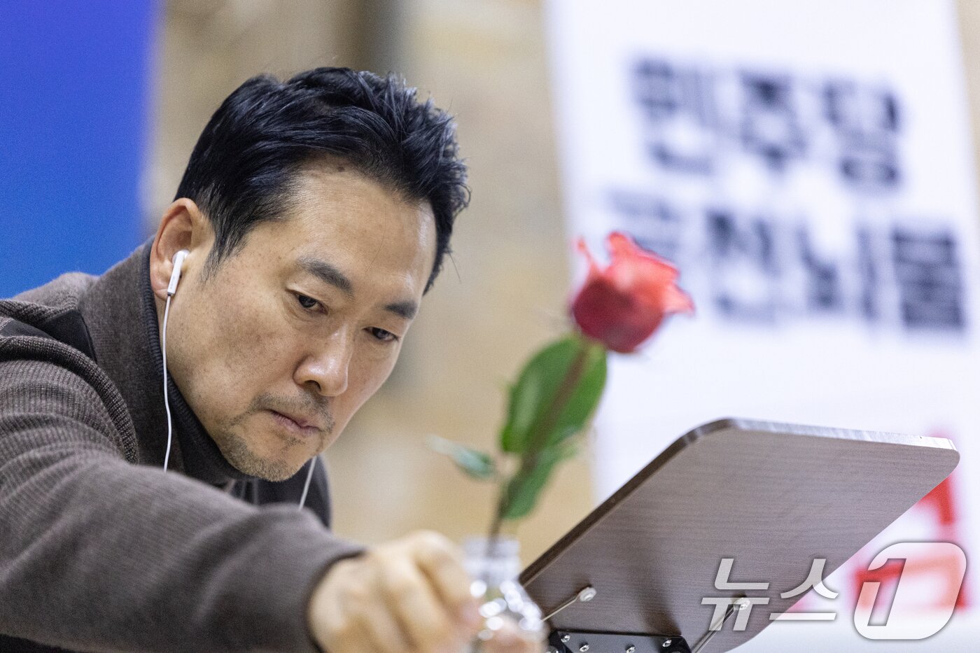 본문 이미지 - 장동혁 국민의힘 대표가 18일 서울 여의도 국회에서 더불어민주당의 통일교 및 공천뇌물 특검 수용을 촉구하며 4일째 단식을 하는 가운데 꽃을 살펴보고 있다. 2026.1.18/뉴스1 ⓒ News1 이승배 기자