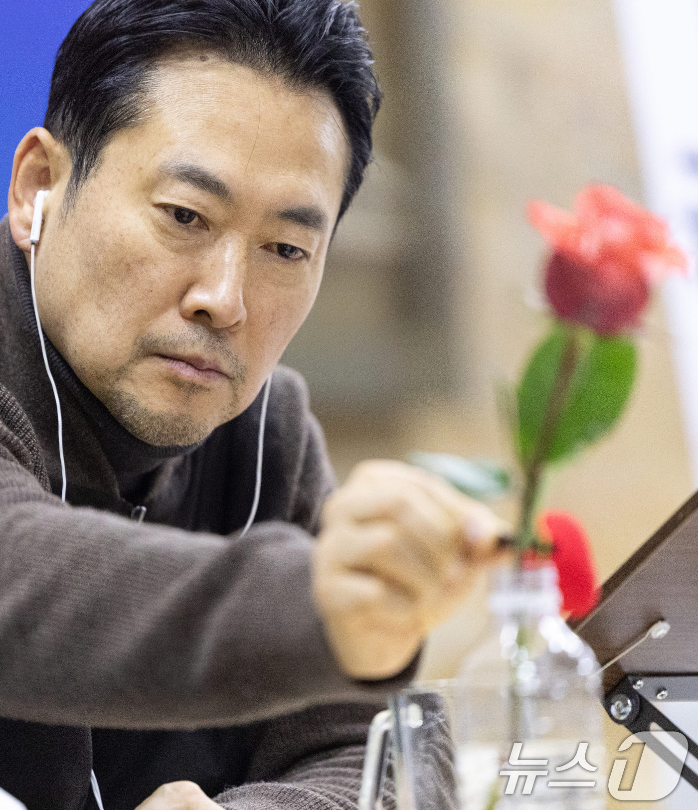 (서울=뉴스1) 이승배 기자 = 장동혁 국민의힘 대표가 18일 서울 여의도 국회에서 더불어민주당의 통일교 및 공천뇌물 특검 수용을 촉구하며 4일째 단식을 하는 가운데 꽃을 살펴보고 …