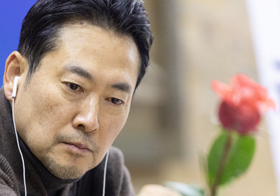 꽃병 살펴보는 장동혁 대표