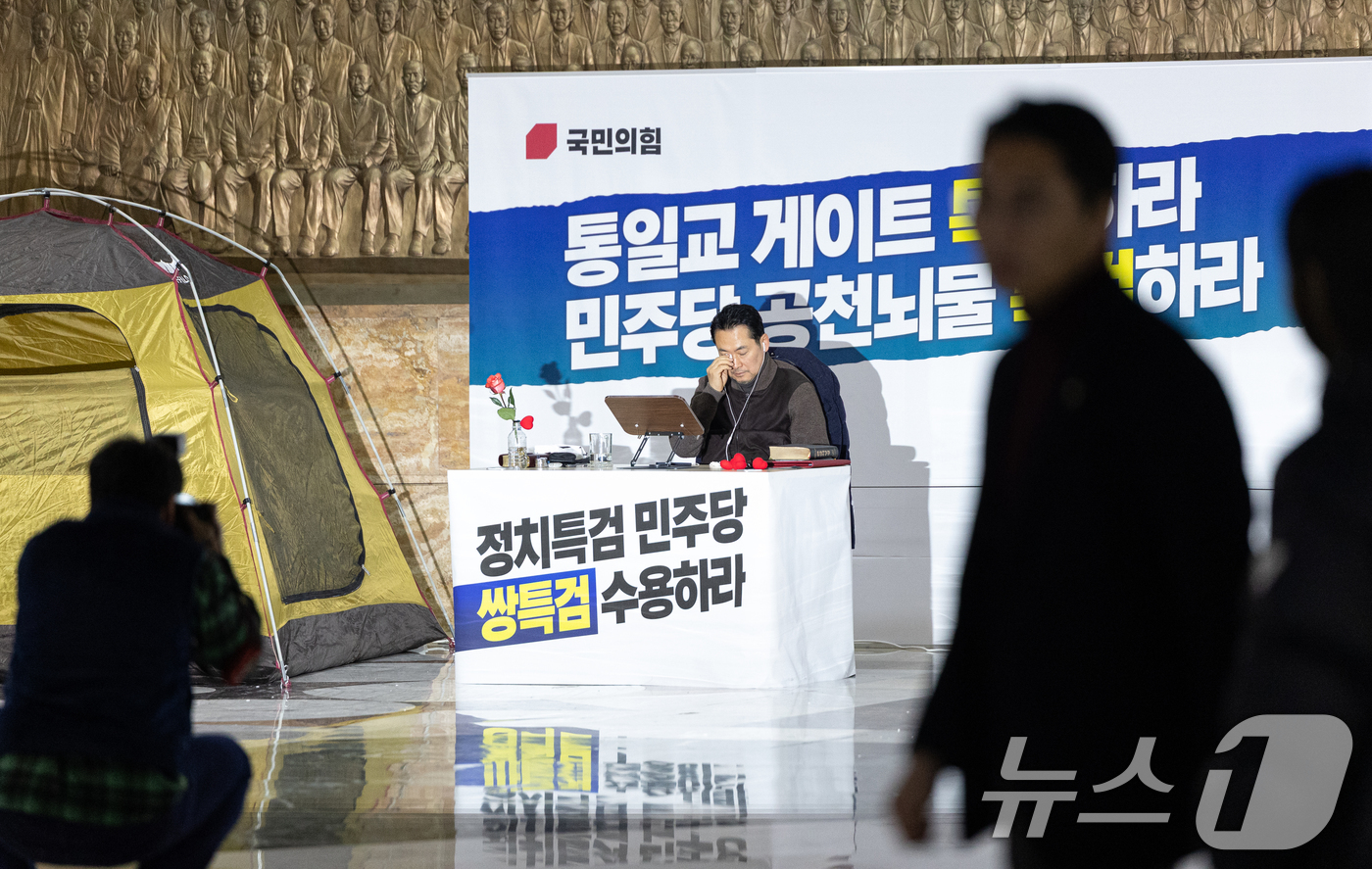 (서울=뉴스1) 이승배 기자 = 장동혁 국민의힘 대표가 18일 서울 여의도 국회에서 더불어민주당의 통일교 및 공천뇌물 특검 수용을 촉구하며 4일째 단식을 이어가고 있다. 2026. …