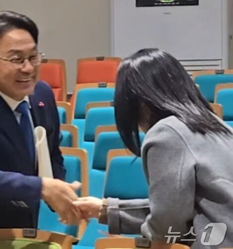 본문 이미지 - 강기정 광주시장이 15일 광주시민협치진흥원 대강당에서 행정통합 공동대응을 위한 광주교사·광주교육청공무원대회에서 행정통합 추진 상황을 직접 설명한 뒤 참여 교사들과 악수하고 있다.(유튜브 7학년 캡쳐)