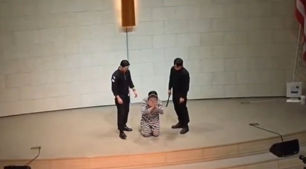 '李대통령 폭행 연극' 교회…전광훈과 文퇴진 외치고 모스탄 설교도