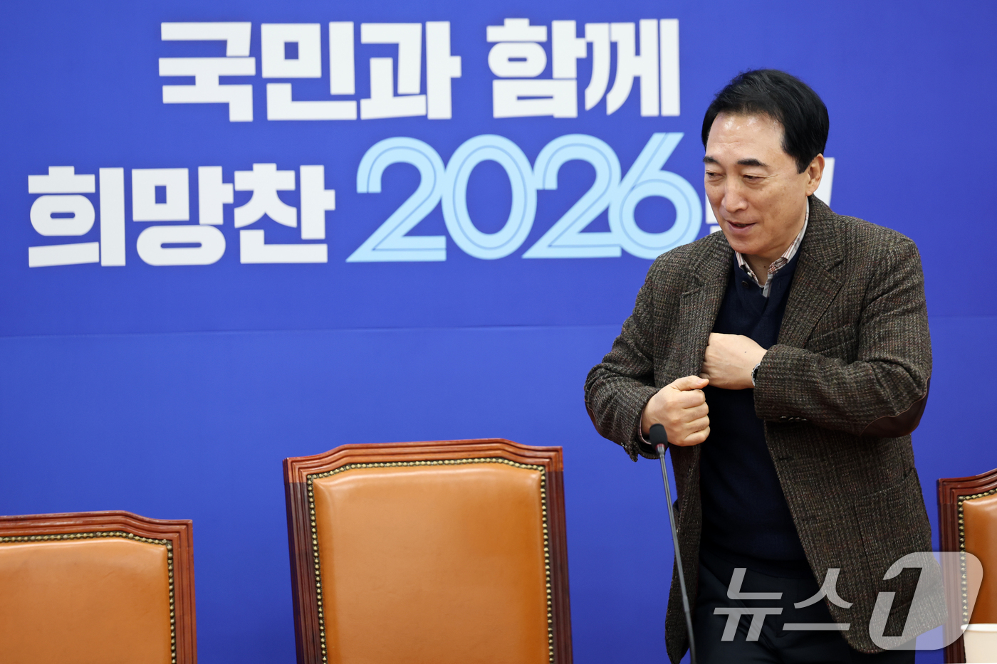 (서울=뉴스1) 이승배 기자 = 박수현 더불어민주당 수석대변인이 18일 서울 여의도 국회에서 열린 현안 기자간담회에 참석하고 있다. 2026.1.18/뉴스1