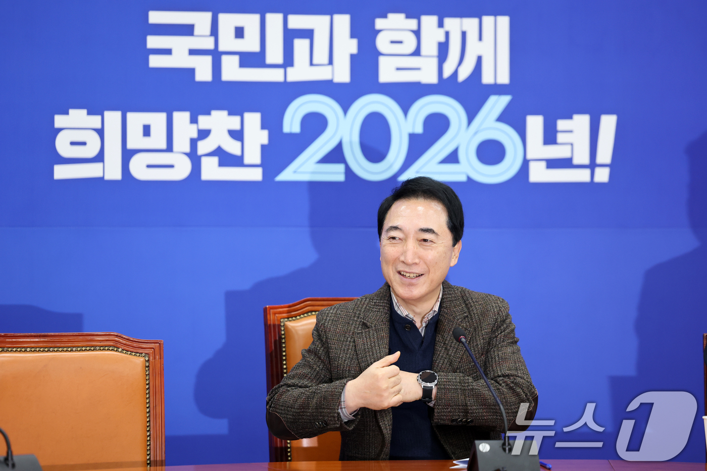 (서울=뉴스1) 이승배 기자 = 박수현 더불어민주당 수석대변인이 18일 서울 여의도 국회에서 열린 현안 기자간담회에 참석하고 있다. 2026.1.18/뉴스1