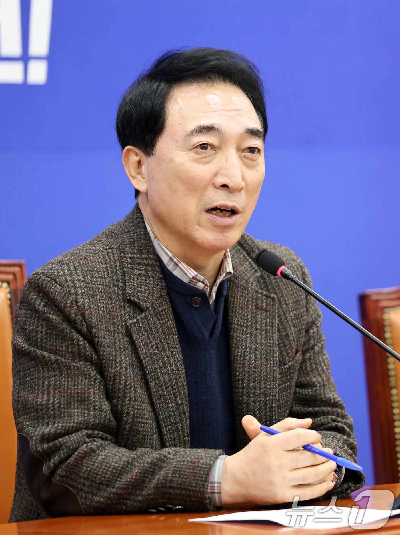 (서울=뉴스1) 이승배 기자 = 박수현 더불어민주당 수석대변인이 18일 서울 여의도 국회에서 열린 현안 기자간담회에서 취재진의 질문에 답변하고 있다. 2026.1.18/뉴스1