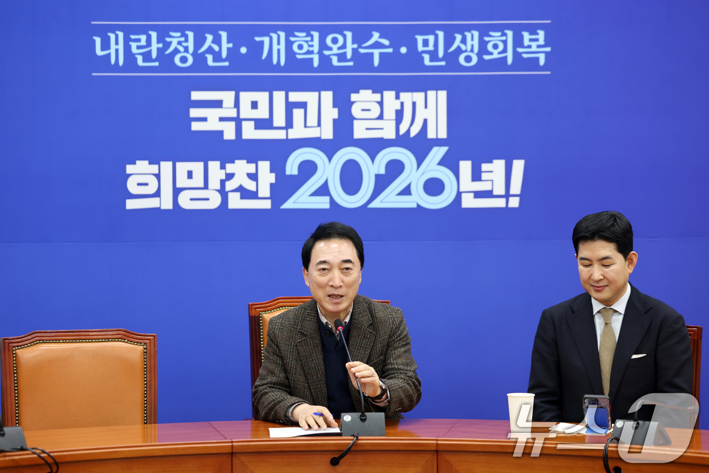 (서울=뉴스1) 이승배 기자 = 박수현 더불어민주당 수석대변인이 18일 서울 여의도 국회에서 열린 현안 기자간담회에 참석해 인사말하고 있다. 2026.1.18/뉴스1