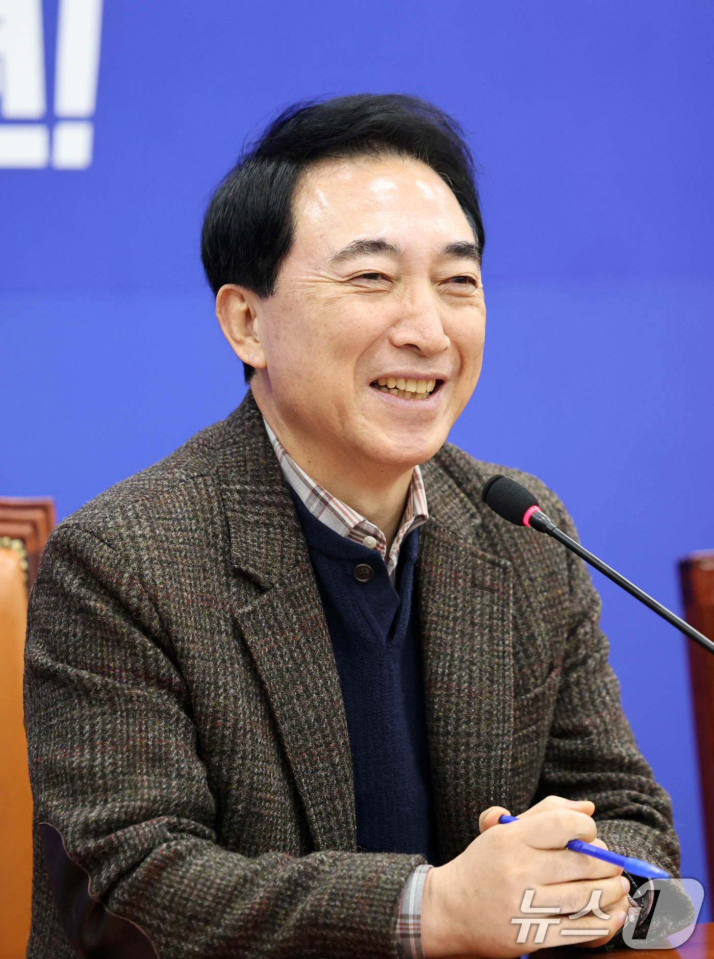 (서울=뉴스1) 이승배 기자 = 박수현 더불어민주당 수석대변인이 18일 서울 여의도 국회에서 열린 현안 기자간담회에 참석해 미소 짓고 있다. 2026.1.18/뉴스1