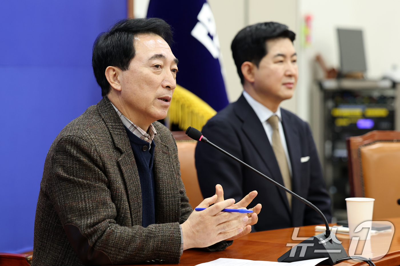 (서울=뉴스1) 이승배 기자 = 박수현 더불어민주당 수석대변인이 18일 서울 여의도 국회에서 열린 현안 기자간담회에서 취재진의 질문에 답변하고 있다. 2026.1.18/뉴스1