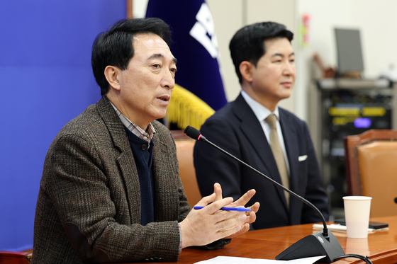 1인 1표제 관련 답변하는 박수현 민주당 수석대변인