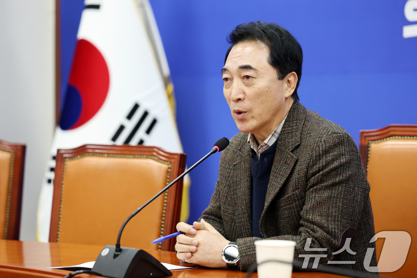 (서울=뉴스1) 이승배 기자 = 박수현 더불어민주당 수석대변인이 18일 서울 여의도 국회에서 열린 현안 기자간담회에서 취재진의 질문에 답변하고 있다. 2026.1.18/뉴스1