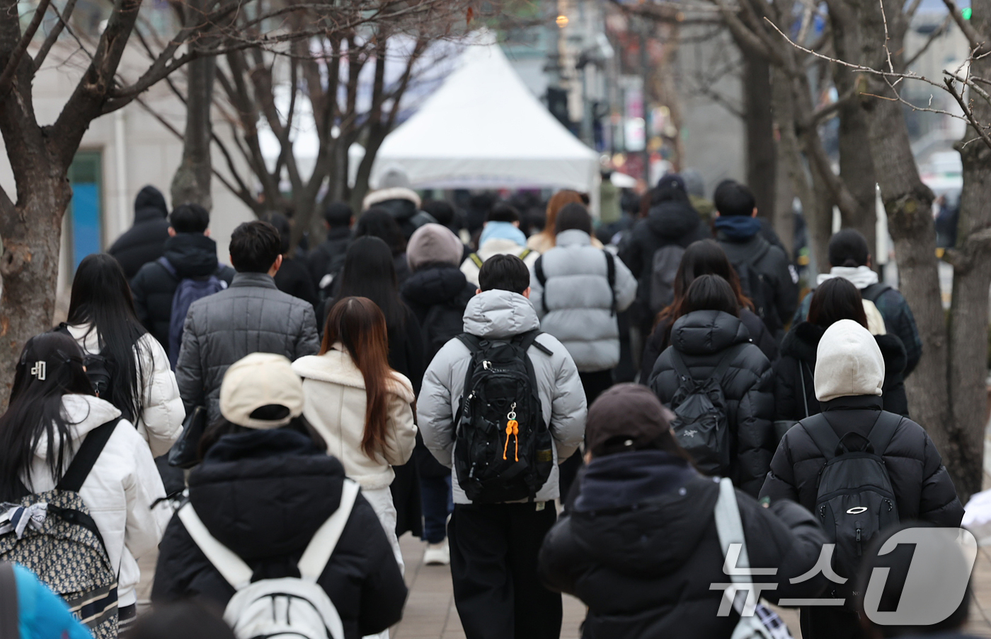 (서울=뉴스1) 오대일 기자 = 18일 서울 동대문구 한국외국어대학교에서 2026학년도 편입학 필기고사를 치른 수험생들이 시험 종료 후 고사장을 나서고 있다.올해 한국외대 편입 전 …