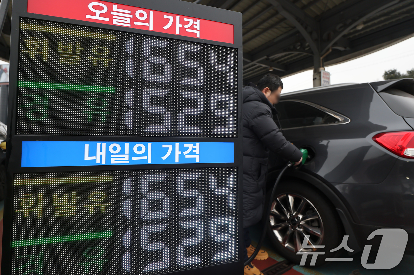 (서울=뉴스1) 김도우 기자 = 18일 서울 서초구 경부고속도로 만남의광장 휴게소 내 주유소에서 운전자들이 주유를 하고 있다.한국석유공사 유가정보시스템 오피넷에 따르면 1월 둘째 …