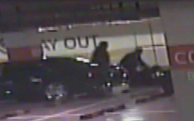 본문 이미지 - 피의자들이 수탉을 야구 배트로 폭행하는 장면. (인천지방검찰청)