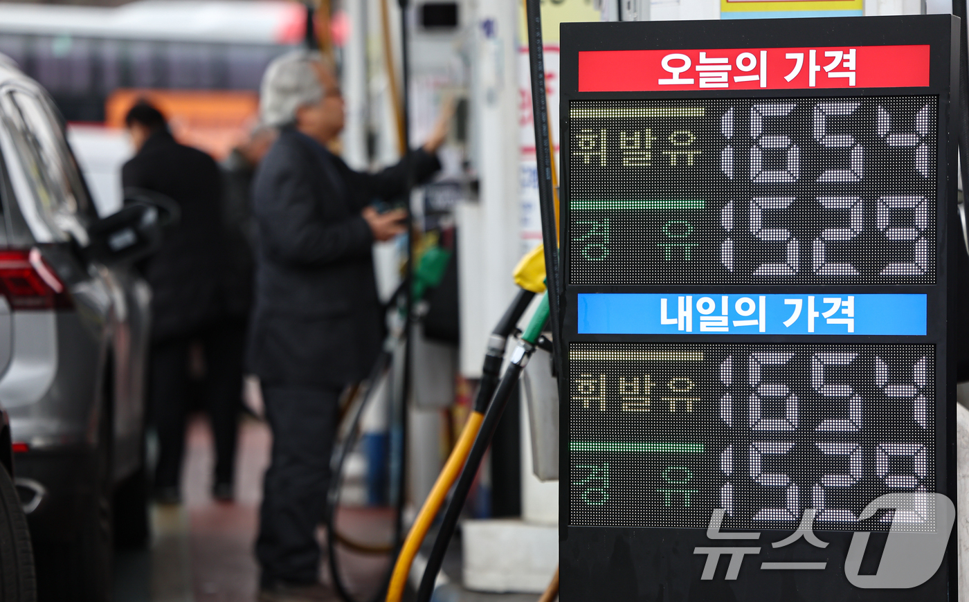 (서울=뉴스1) 김도우 기자 = 18일 서울 서초구 경부고속도로 만남의광장 휴게소 내 주유소에서 운전자들이 주유를 하고 있다.한국석유공사 유가정보시스템 오피넷에 따르면 1월 둘째 …