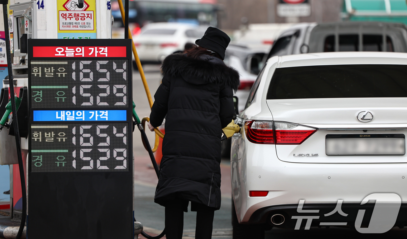 (서울=뉴스1) 김도우 기자 = 18일 서울 서초구 경부고속도로 만남의광장 휴게소 내 주유소에서 운전자들이 주유를 하고 있다.한국석유공사 유가정보시스템 오피넷에 따르면 1월 둘째 …